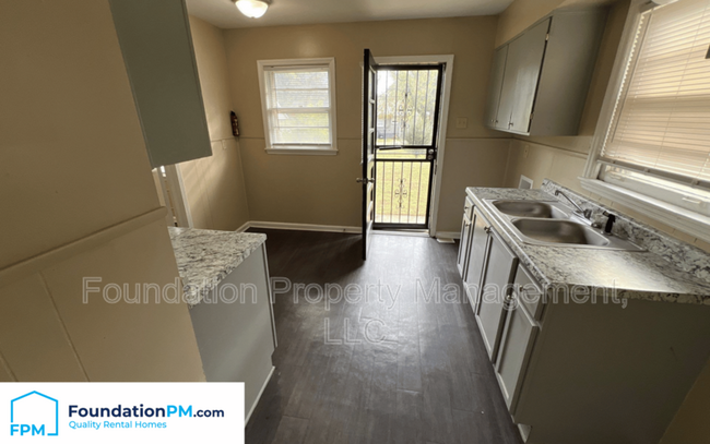 Building Photo - 3300 Parham St