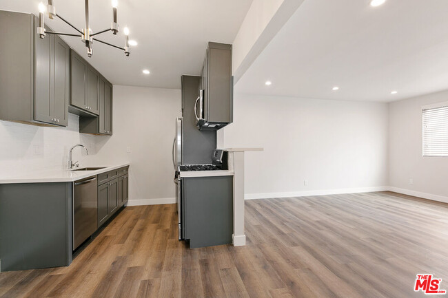 Foto del edificio - 2401 S Sycamore Ave