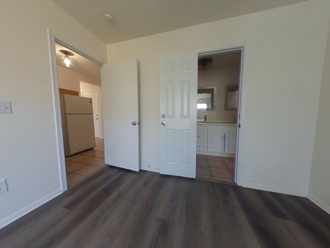 Building Photo - 7 Bedroom 4 Bath Home a hop and a skip to campus- SUPER CLOSE TO CAMPUS!
