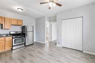 Building Photo - 5860 N Kenmore Ave