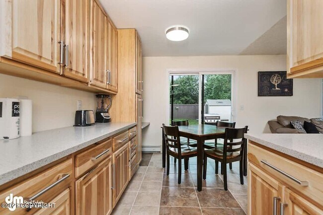 Foto del edificio - Furnished 3bed/1.5 bath near shopping and more!