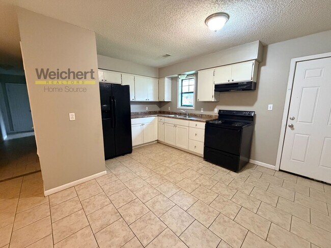 Building Photo - 3 bedroom, 2 bath Apartment close to University