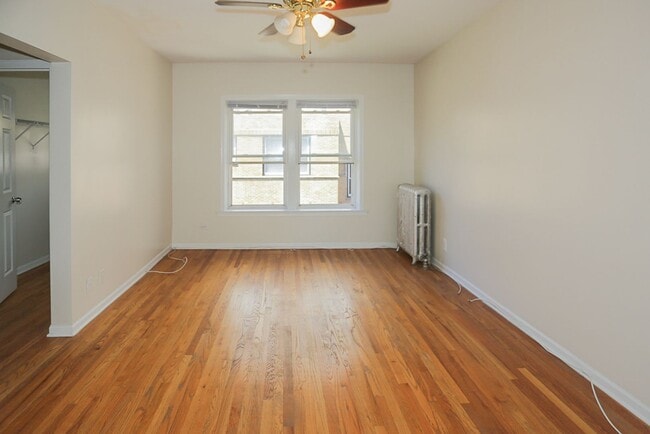 Interior Photo - 3912-3928 N Pine Grove Ave