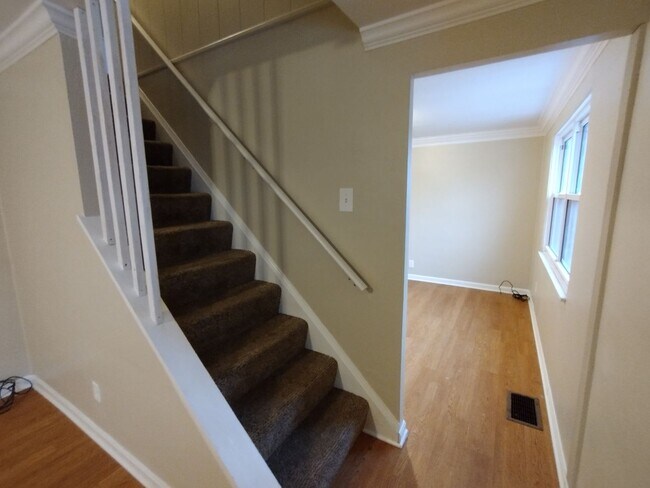 Building Photo - 3 Bedroom - Fresh Paint - Sun Porch - Sing...