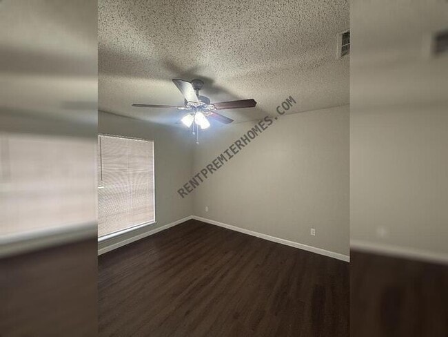 Building Photo - 12 Flagstone Pl