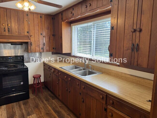 Foto del edificio - Spacious Living on ~1 Acre! | 3-Car Garage + Extra Covered Parking | Landscaping Included!