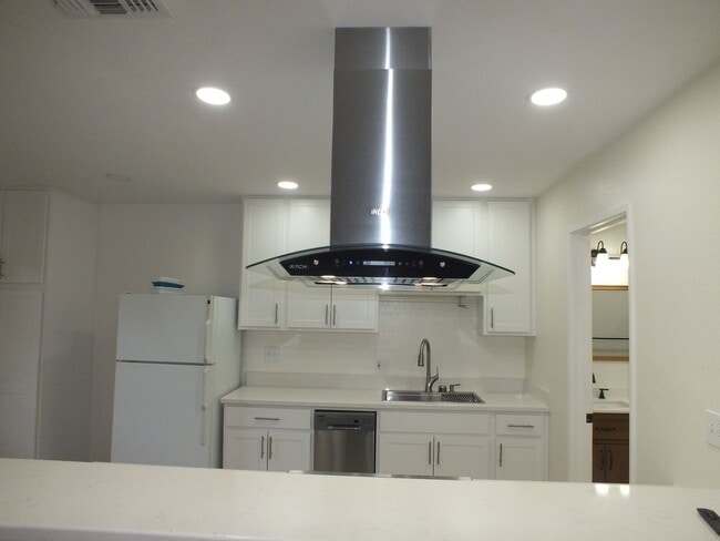 Building Photo - 2/1 1200 sf Rescue retreat - water included!