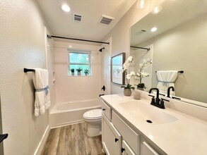 Building Photo - 701 Cannan Dr