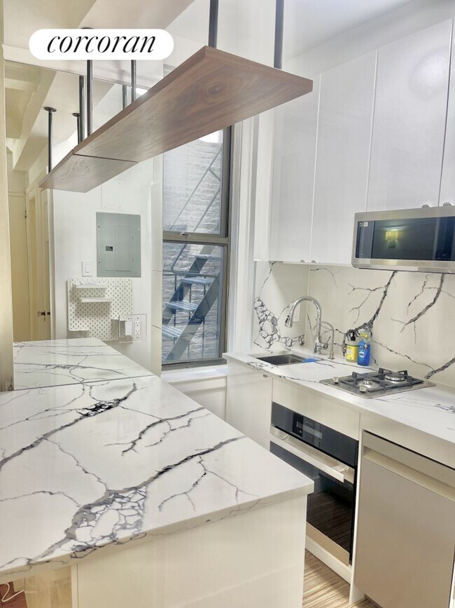 Foto del edificio - 17 W 64th St