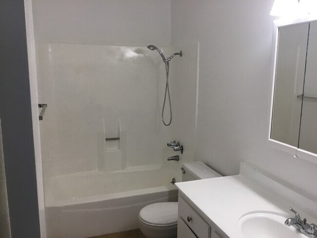 Baño del segundo piso - 4727 W 147th St