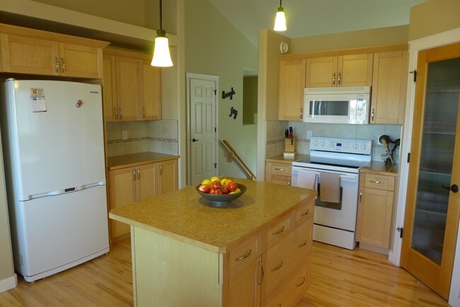 Building Photo - 0 Bed 0 Bath Unit in Red Deer, AB