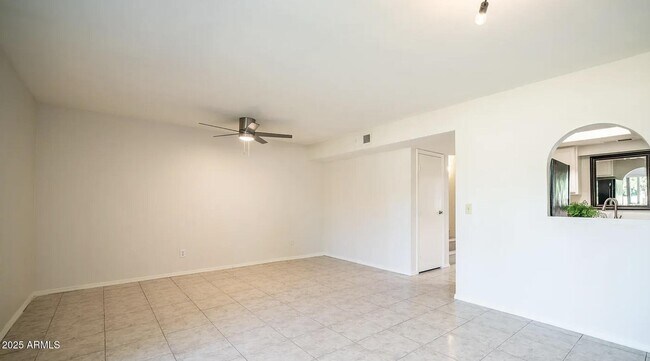 Foto del edificio - 1329 S Mitchell Dr