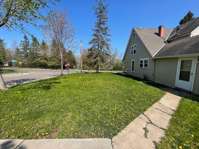 Building Photo - Large Home in the Lakeside Neighborhood