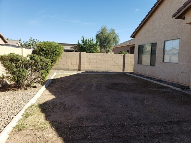 Building Photo - 44714 Alamendras St