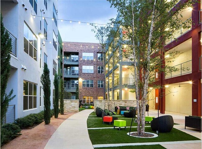 Building Photo - 1902 1/2 Simond Ave