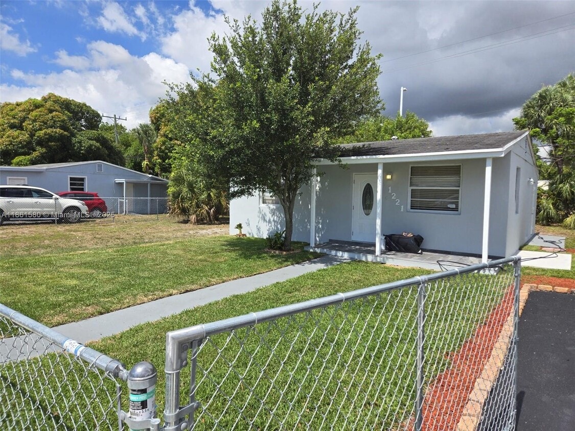 Foto principal - 1221 NW 23rd Terrace