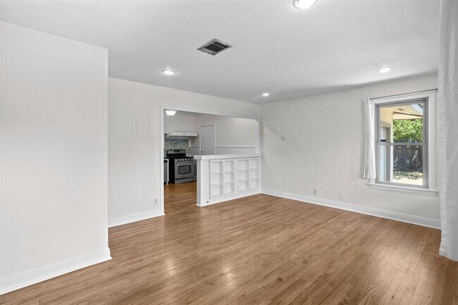 Foto del edificio - 7808 Watson St