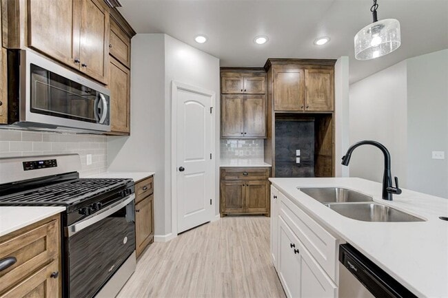 Building Photo - 560 Hackberry Ln
