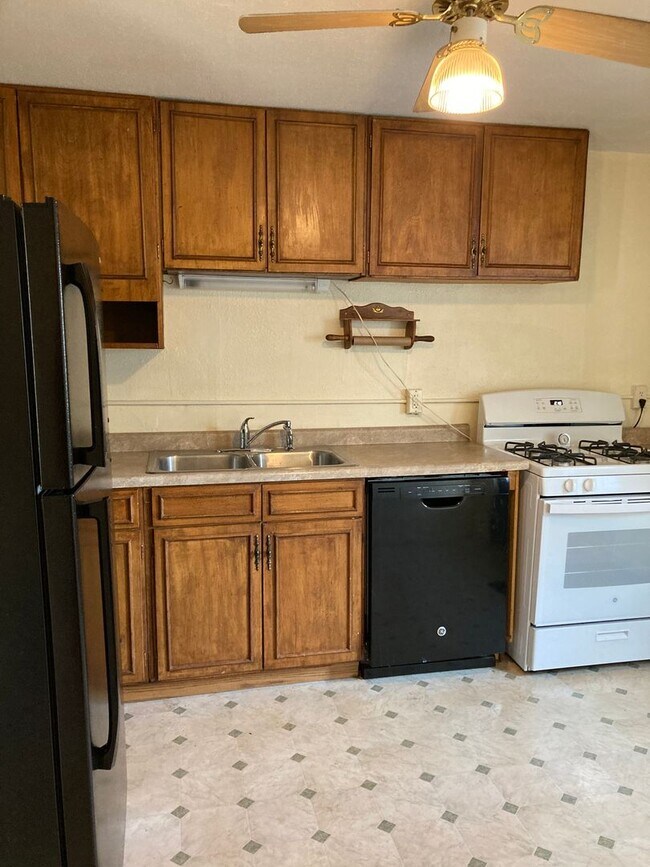 Building Photo - Three Bedroom Single-Family Home Close To Downtown