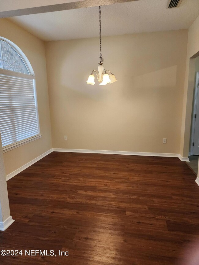 Building Photo - 3253 Silverado Cir
