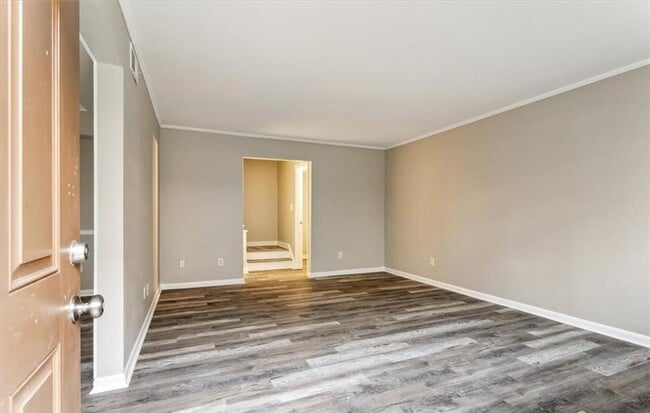Building Photo - Remodeled Townhouse Ready for A New Tenant