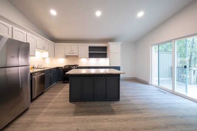 Building Photo - 10280 Tarn Cir