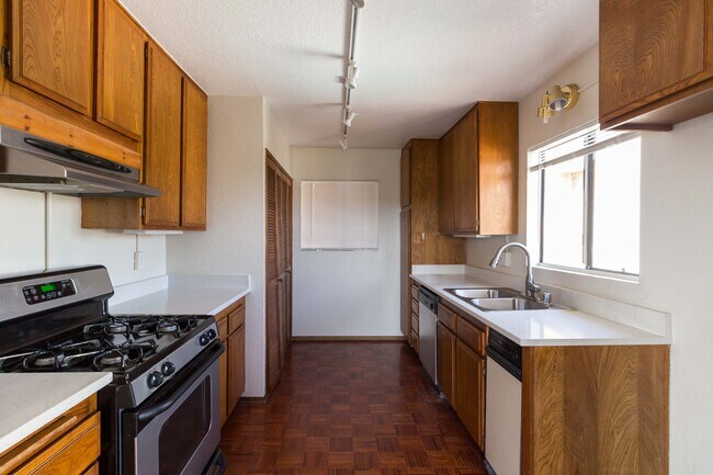 Building Photo - 1304 Stanley Ave