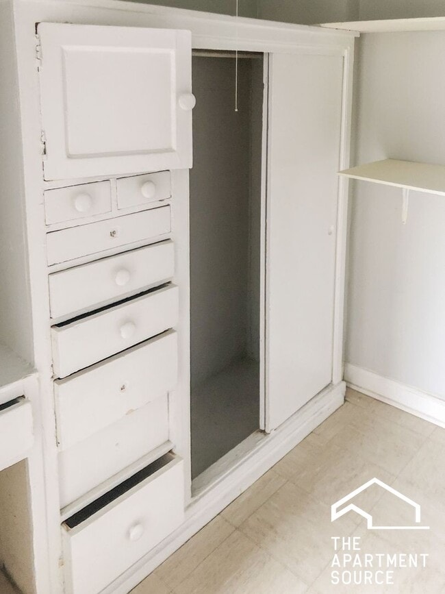 Building Photo - 540 W Briar Pl