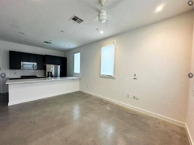 Foto del edificio - 1021 1/2 E 38th St