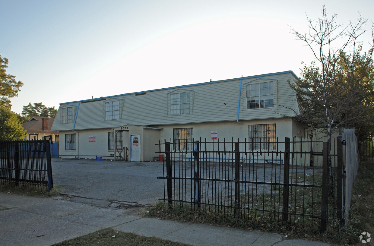 Primary Photo - 3022 South Blvd