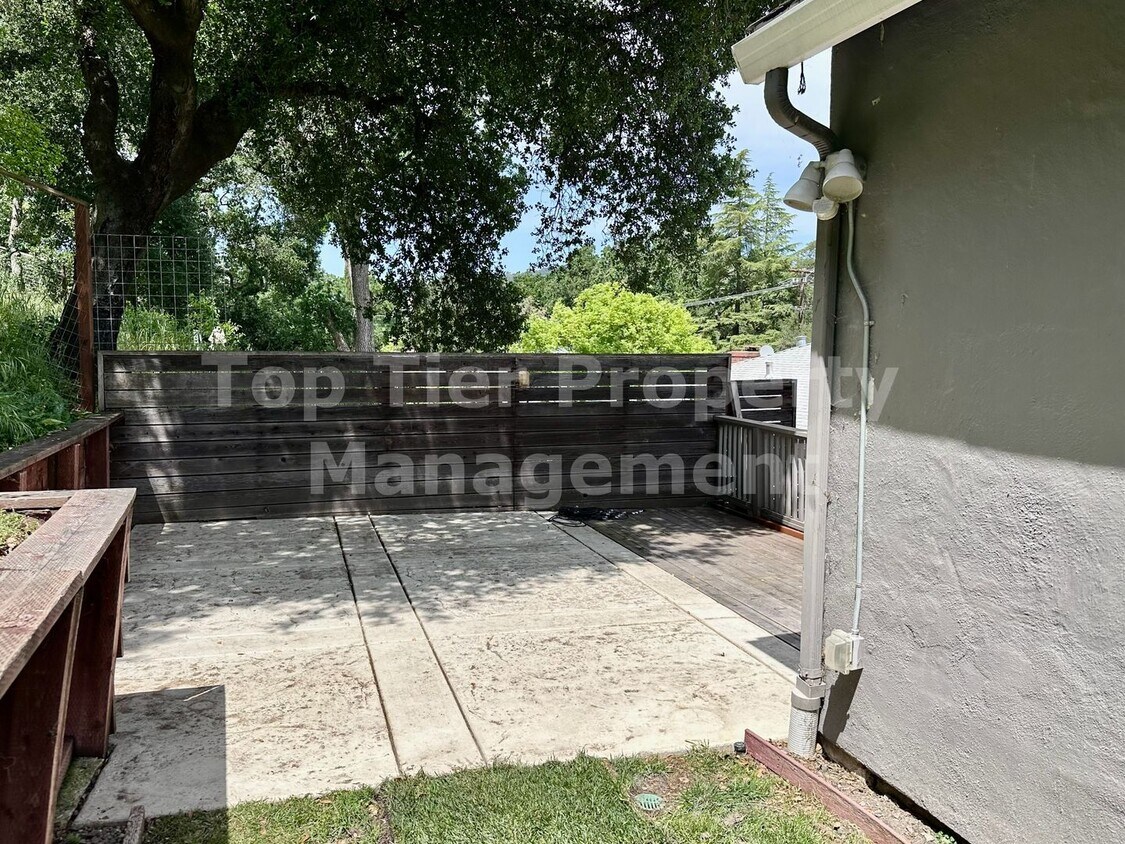 Foto del edificio - Very Charming, updated 2 Bd/1 Ba, 1178 sf Single-Family House in Lafayette available for Lease!