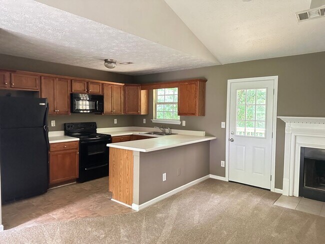 Foto del edificio - 4 bedrooms 2.5 baths split foyer home in C...