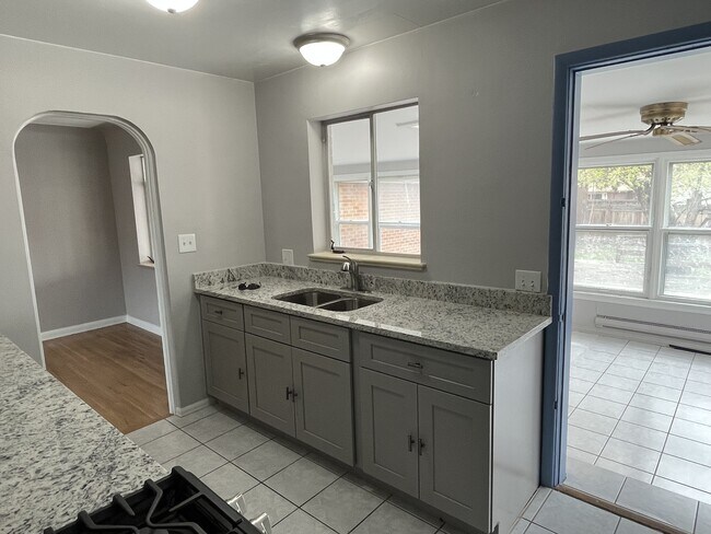 Building Photo - 2025 Oswego St