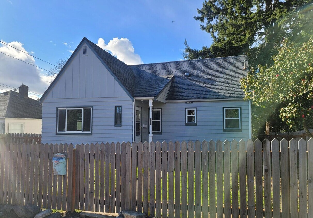 Foto principal - Charming 2 Bedroom Home in Bremerton!
