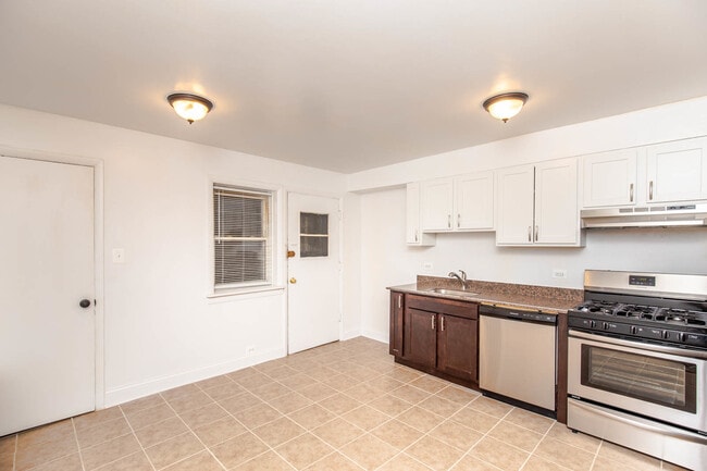 Building Photo - 1532 W Wilson Ave
