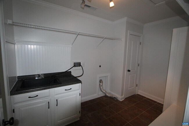 Building Photo - 2148 Lakeside Dr