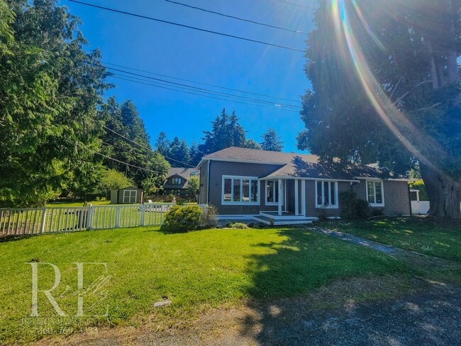 Building Photo - Stunning Water-View Haven
