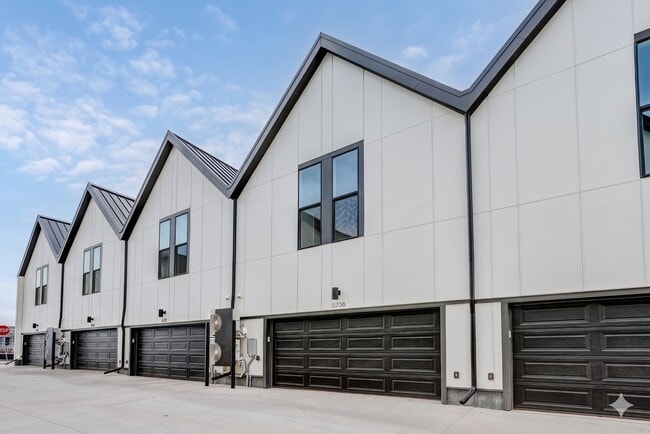 Building Photo - 5735 W 91st Pl