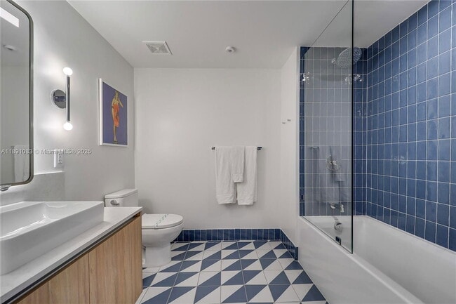 Building Photo - 601 NE 1st Ave