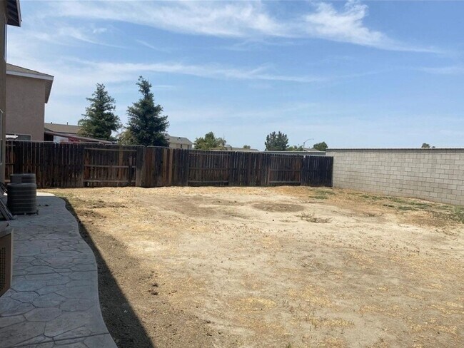 Foto del edificio - 5 Bedroom Single Family Home in Hemet