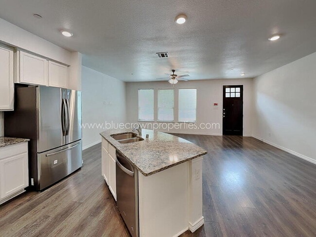 Building Photo - 2431 Klamath Dr