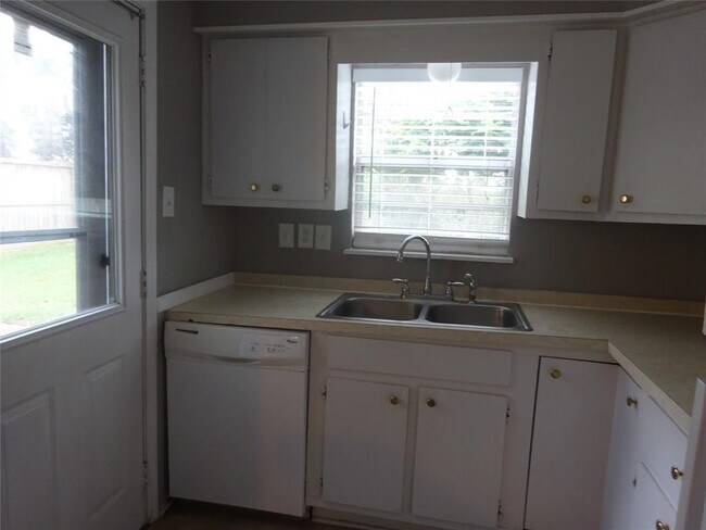 Building Photo - 5514 Aspen St