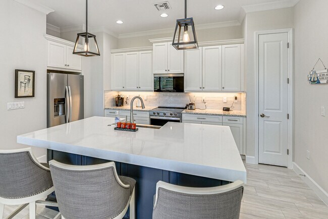 Building Photo - 6983 Saona CT