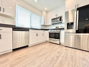 Building Photo - 1135 S Doheny Dr