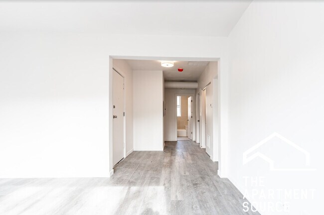 Building Photo - 1706 W Glenlake Ave