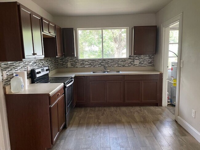 Building Photo - Cute Bungalow