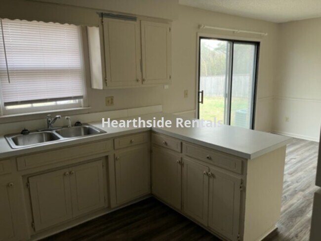 Building Photo - **3 Bedroom 2 Bath Single Family Home in D...