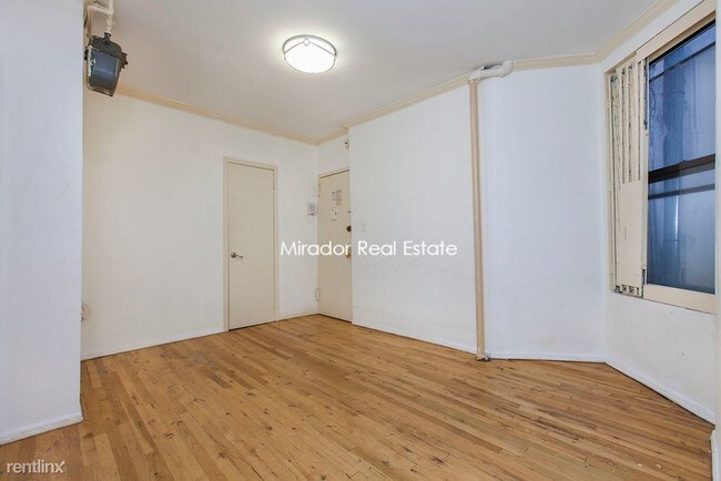 Building Photo - 402 E 8th St