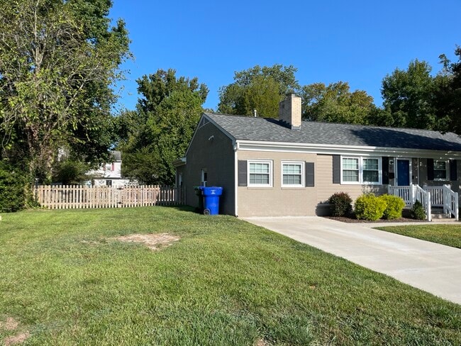 Front / Driveway - 12 Fairway Ln