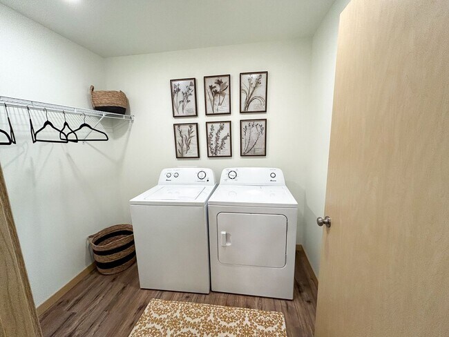 Foto del edificio - Brand New Building: Forest Creek Estates - Now Leasing